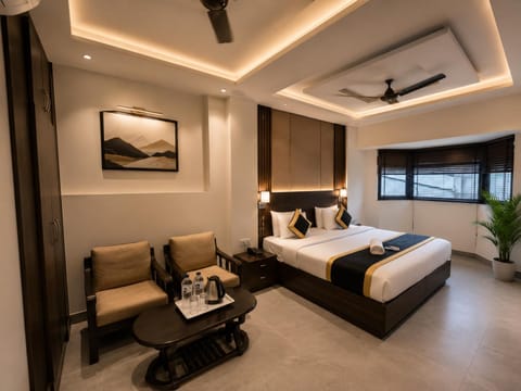 Bed, Living room, Photo of the whole room, Seating area, Bedroom, fireplace, towels