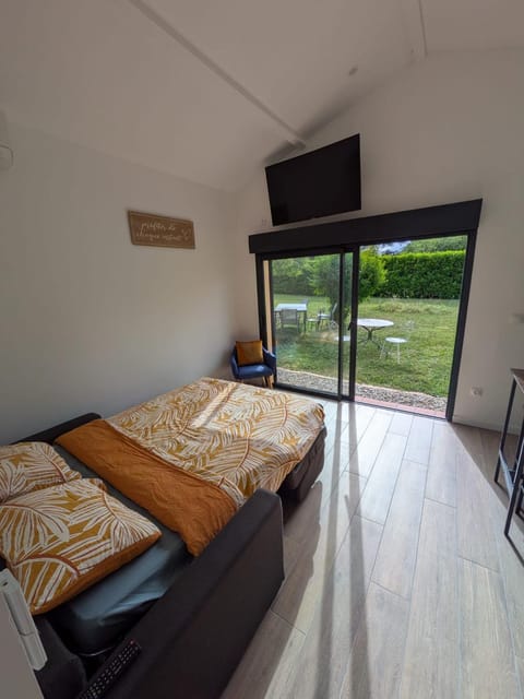 Bed, TV and multimedia, Photo of the whole room, Bedroom