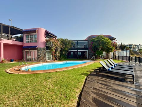 Property building, Day, Garden, Garden view, Pool view, Swimming pool, sunbed