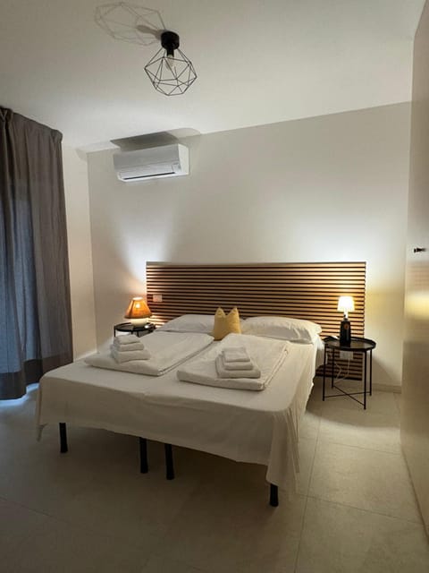 Bed, Photo of the whole room, Bedroom, air conditioner