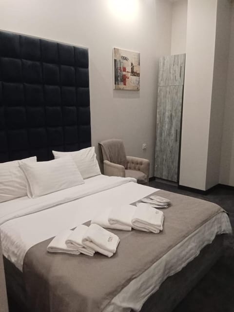 Bed, Bedroom, towels