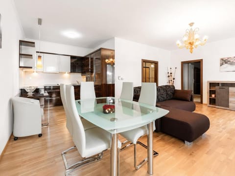Kitchen or kitchenette, Living room, Seating area, Dining area