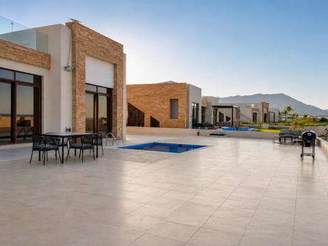 Property building, Day, Natural landscape, Mountain view, Pool view, Swimming pool, Swimming pool