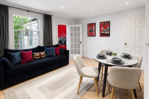 Property building, View (from property/room), Living room, Decorative detail, Seating area, Dining area, flat iron, internet