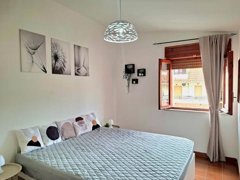 Bed, TV and multimedia, Seating area, Bedroom