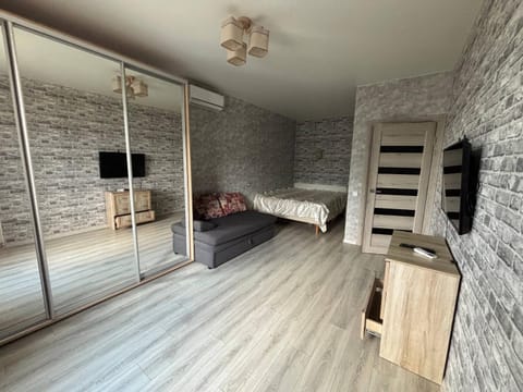 Bed, TV and multimedia, wardrobe
