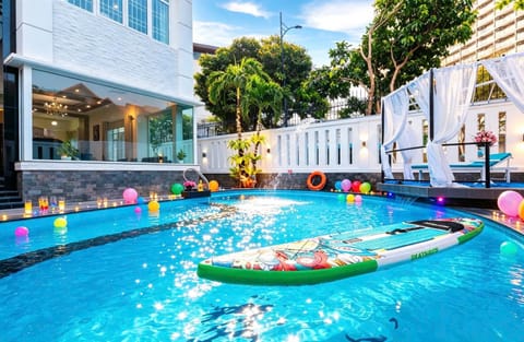 Communal lounge/ TV room, Day, Aqua park, Evening entertainment, Pool view, Swimming pool, sunbed