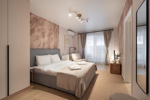 Bed, TV and multimedia, Photo of the whole room, Bedroom, towels, wardrobe