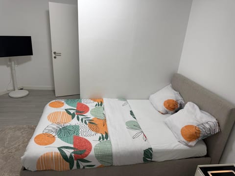 Bed, TV and multimedia, towels