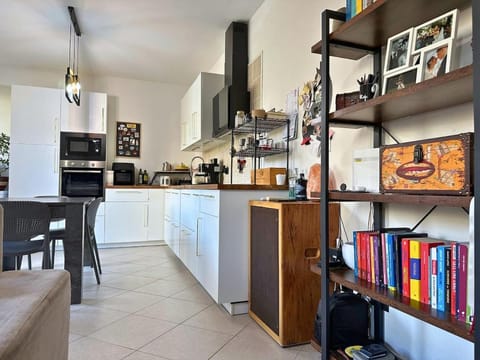 Kitchen or kitchenette, Lounge or bar