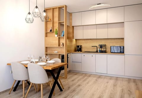 Coffee/tea facilities, Kitchen or kitchenette, Dining area
