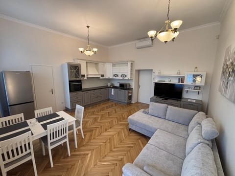 Kitchen or kitchenette, Living room, Seating area, Dining area, dishwasher, oven, stove