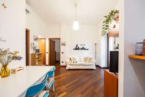 Kitchen or kitchenette, Living room, Seating area, Dining area, oven