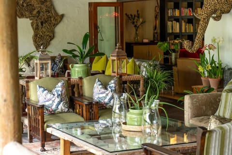 Restaurant/places to eat, Library, Living room, Seating area