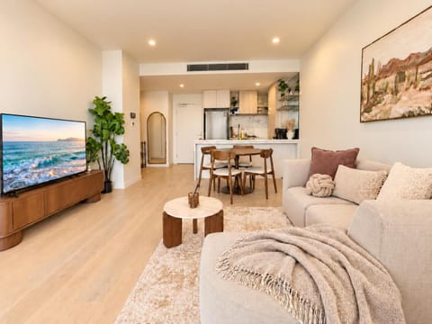 TV and multimedia, Kitchen or kitchenette, Living room, Seating area, Dining area