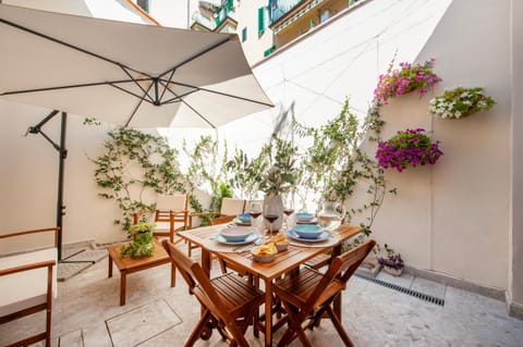 Patio, Restaurant/places to eat, Day, Garden, View (from property/room), Balcony/Terrace, Living room, Food and drinks, Banquet/Function facilities, Seating area, Dining area, Food