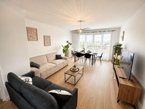 TV and multimedia, Living room, Seating area, Evening entertainment