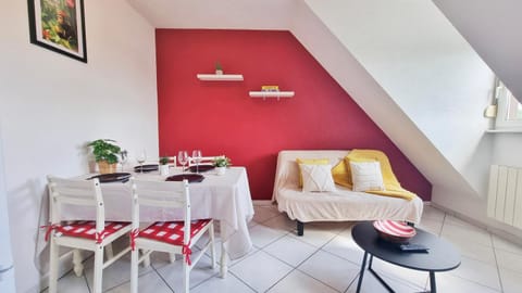 Bed, Photo of the whole room, Seating area, Dining area