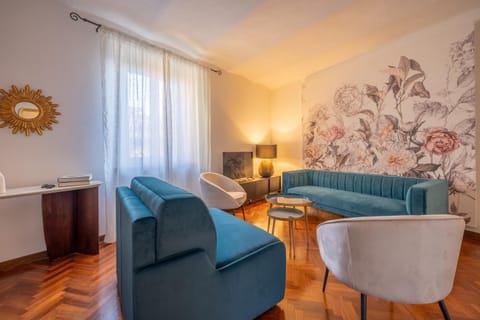 Living room, Seating area, Evening entertainment, internet