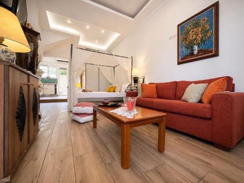 Bed, TV and multimedia, Living room, Photo of the whole room, Seating area, Bedroom, wardrobe