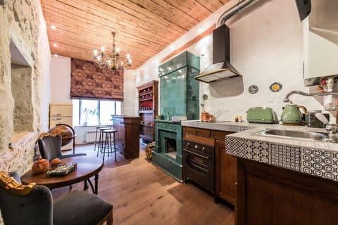 Kitchen or kitchenette, Seating area