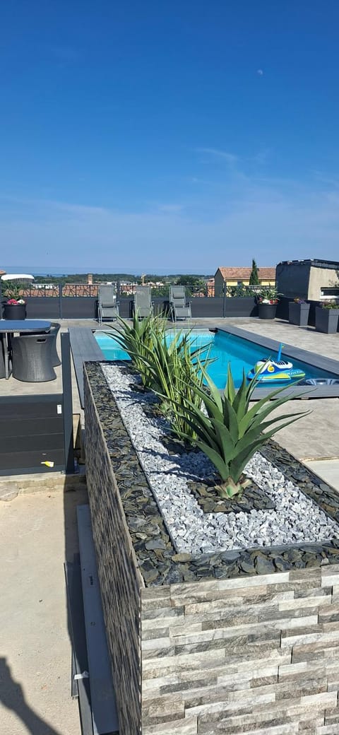 Day, Pool view, Swimming pool, sunbed