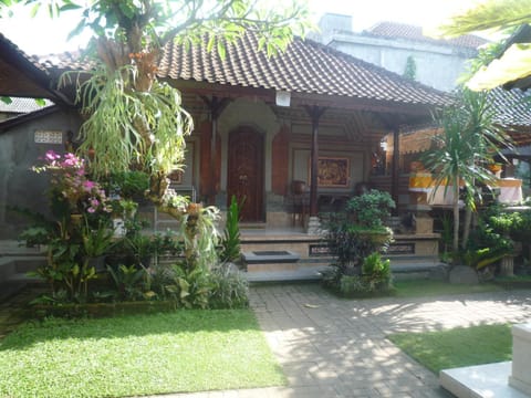Shindu Home Stay Bed and Breakfast in Ubud