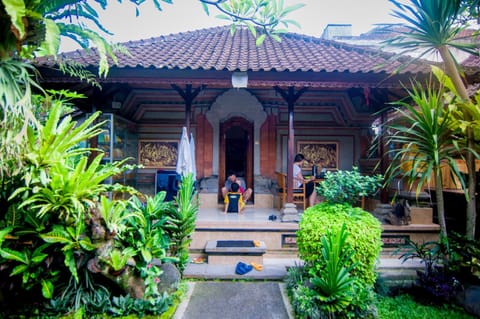 Shindu Home Stay Bed and Breakfast in Ubud