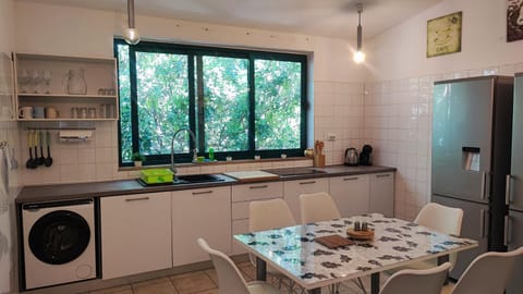 Coffee/tea facilities, Kitchen or kitchenette, Dining area, dishwasher, microwave, stove, washing machine, kitchen