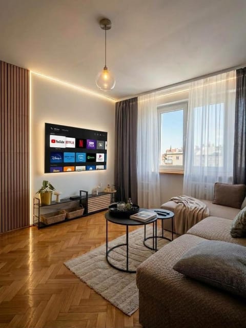 Communal lounge/ TV room, TV and multimedia, Living room, Seating area, Evening entertainment