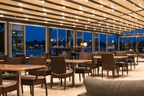 Night, Balcony/Terrace, Banquet/Function facilities, Seating area
