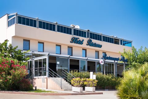 Property building, Day, Balcony/Terrace
