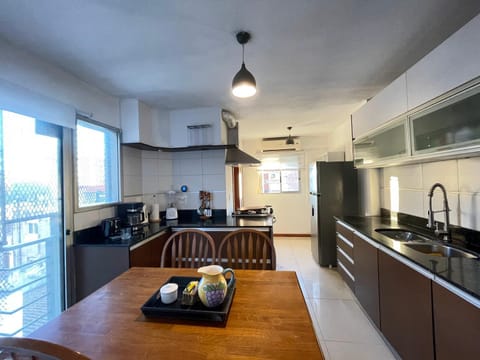 Coffee/tea facilities, Kitchen or kitchenette, Dining area, stove, toaster
