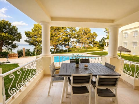 Garden, Balcony/Terrace, Dining area, Swimming pool