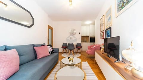 Communal lounge/ TV room, TV and multimedia, Living room, Seating area