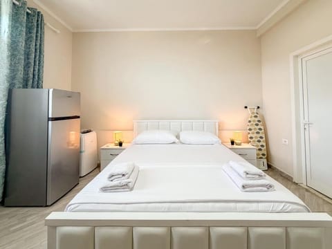 Bed, Photo of the whole room, flat iron, air conditioner