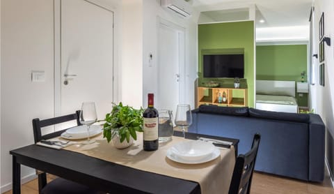 TV and multimedia, Living room, Photo of the whole room, Seating area, Dining area, air conditioner