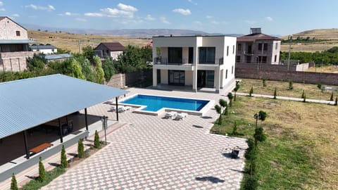Property building, Mountain view, Pool view, Swimming pool, sunbed