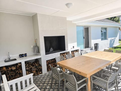 Patio, BBQ facilities, Dining area, Evening entertainment