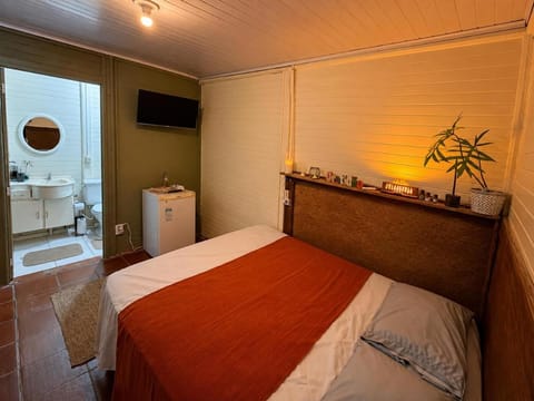 Toilet, Bed, Bathroom, TV and multimedia, Photo of the whole room, minibar