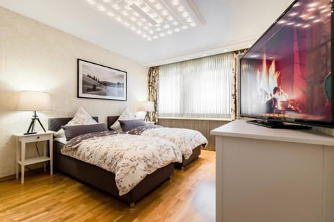 Bed, TV and multimedia, Bedroom