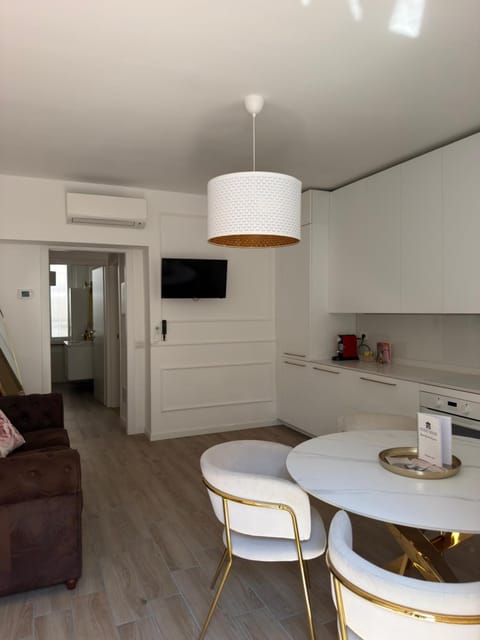 Kitchen or kitchenette, Seating area