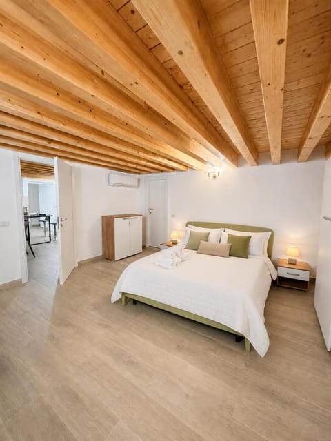 Bed, Kitchen or kitchenette, Photo of the whole room, Bedroom