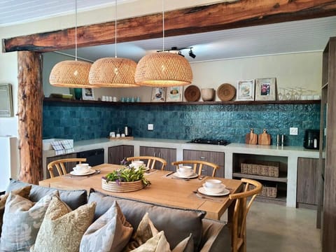 Coffee/tea facilities, Kitchen or kitchenette, Living room, Seating area, Dining area