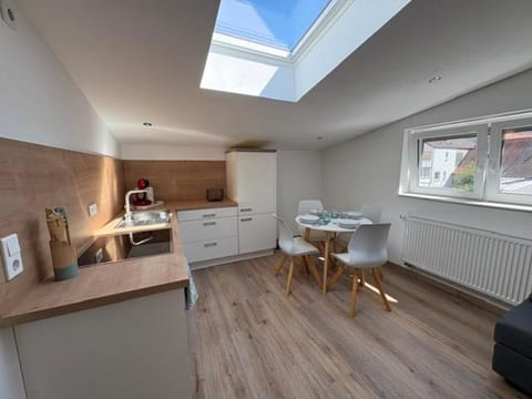 Coffee/tea facilities, Kitchen or kitchenette, Dining area, dishwasher, oven, stove, toaster