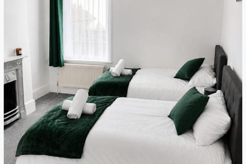 Bed, Bedroom, towels