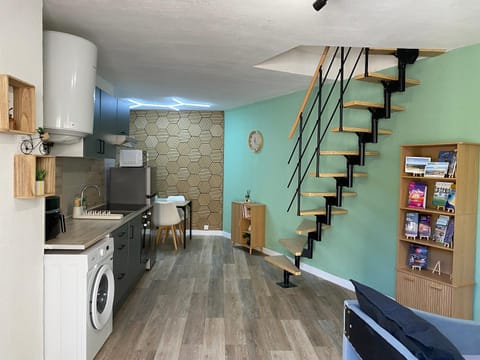 Library, Kitchen or kitchenette, Living room, Seating area, Dining area, dishwasher, oven, stove