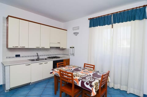 Kitchen or kitchenette, Dining area, stove