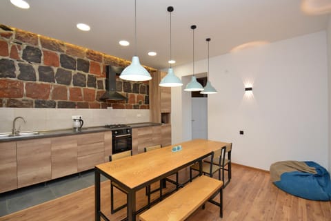 Kitchen or kitchenette, Living room, Seating area, Dining area, stove
