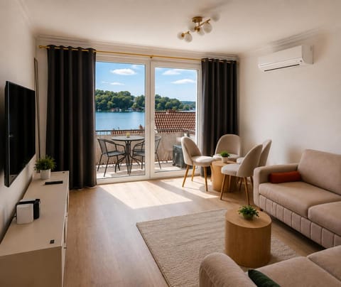 Natural landscape, TV and multimedia, Balcony/Terrace, Living room, Seating area, Lake view, air conditioner